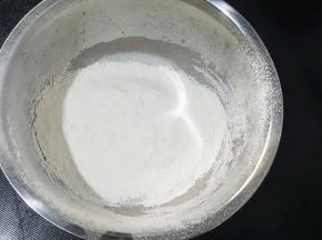 筛入蛋糕粉。