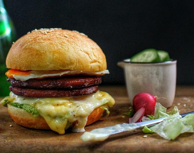 双层肉饼汉堡包