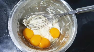 分离蛋清和蛋黄，蛋清放无油无水的盆里冷藏备用，蛋黄放蛋糕糊中。