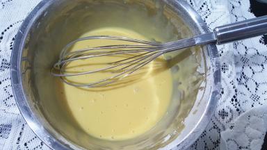 之字形来回搅拌至细滑没有面粉颗粒。