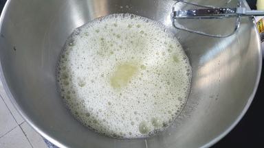 冰箱取出冷藏的蛋清，滴几滴白醋，用电动打蛋器低速打到呈大粗泡放入三分之一份糖。