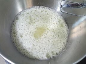 冰箱取出冷藏的蛋清，滴几滴白醋，用电动打蛋器低速打到呈大粗泡放入三分之一份糖。