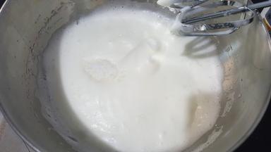 中速打至蛋白细腻的时候，继续加入三分之一份糖，继续中速打发，此时预热烤箱130度上下火10分钟。