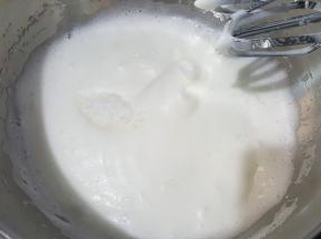 中速打至蛋白细腻的时候，继续加入三分之一份糖，继续中速打发，此时预热烤箱130度上下火10分钟。