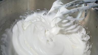 出现纹路的时候加入最后一份糖，最后中速打至湿性成大弯钩的状态