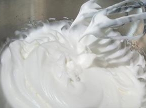 出现纹路的时候加入最后一份糖，最后中速打至湿性成大弯钩的状态