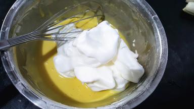 取三分之一蛋白加入蛋黄糊中，翻拌均匀，不要画圈。