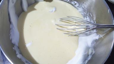 把搅拌好的蛋糕糊倒入剩余的蛋白中。