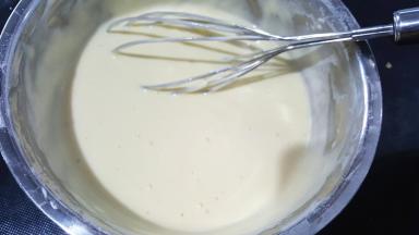 用手动打蛋器之字形来回搅拌至没有干粉。