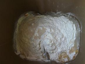 主材料里除了黄油，全部倒入面包机！选择和面按钮，时间为15分钟