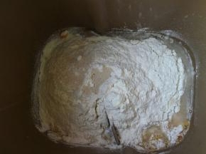 主材料里除了黄油，全部倒入面包机！选择和面按钮，时间为15分钟