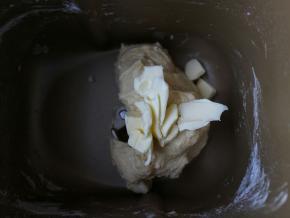 15分钟结束后，加入软化的黄油，继续和面