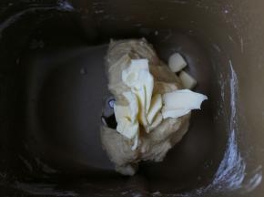 15分钟结束后，加入软化的黄油，继续和面