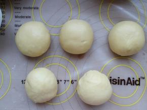 20分钟后，将面团分成五个同等大小的面团