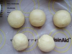 20分钟后，将面团分成五个同等大小的面团