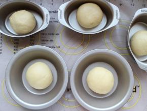 然后排气揉匀搓圆，放在汉堡模具内