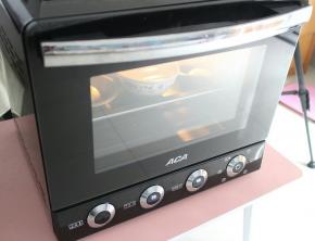 送入烤箱，选择发酵按钮，发酵至1.5倍大即可！发酵的时候烤箱内记得放碗温热的水