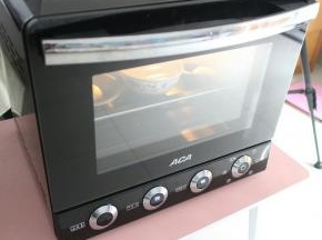 送入烤箱，选择发酵按钮，发酵至1.5倍大即可！发酵的时候烤箱内记得放碗温热的水