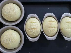 （烤箱预热170度）发酵好后取出，表面涂点黄油或者鸡蛋液，然后在撒上白芝麻