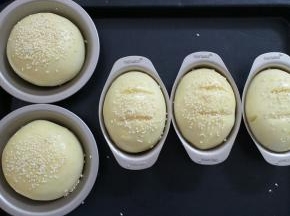 （烤箱预热170度）发酵好后取出，表面涂点黄油或者鸡蛋液，然后在撒上白芝麻