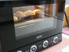 送入烤箱中层，上下火168烤18分钟即可！中途发现上色要及时加盖锡纸