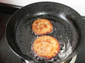 汉堡胚烤好后，我们来煎汉堡肉。中火煎熟即可