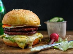 然后将依次将鸡蛋、肉饼、生菜、芝士片摆放在汉堡胚上即可！