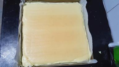 好的蛋糕体取出，在桌上轻震一下。