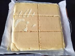 猕猴桃去皮，切块，草莓也切块，备用。蛋糕凉透，平均分成6份，我放一晚上第二天才用，表皮有点粘手了。