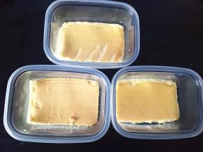 取3块蛋糕片，分别放进709盒子里。