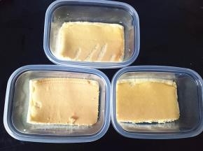 取3块蛋糕片，分别放进709盒子里。