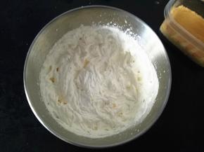 淡奶油200克加入15克糖，用电动打蛋打到9分发，就是提起打蛋器的头，有直的小尖尖。