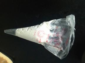 直接装进裱花袋，这步可以不放裱花嘴。