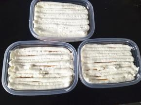盒子里的蛋糕片上，挤一层奶油，我不喜欢太多，所以挤得比较薄。
