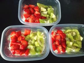 放上一层水果，不同品种分别放两边，会比较漂亮；