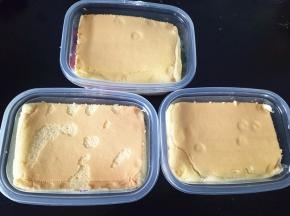 再放一层蛋糕片。