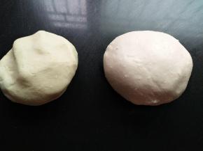 油皮材料混合均匀，揉至光滑的面团，能拉出结实的膜。油稣材料混合均匀揉成团