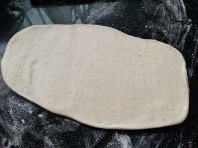 案板撒少量的中筋面粉，把油皮擀开