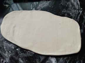 案板撒少量的中筋面粉，把油皮擀开