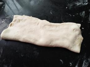 左边1/3对折过去，右边1/3对折过来