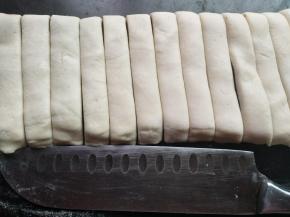 用锋利的小刀切开