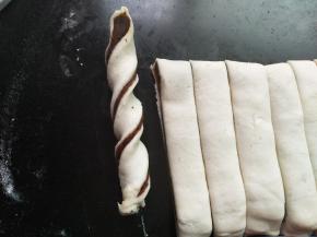 两头捏住，扭一扭