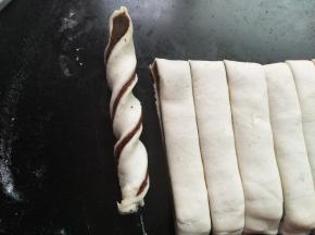 两头捏住，扭一扭