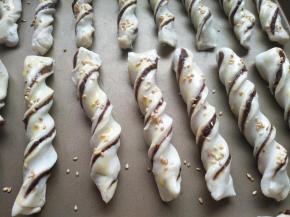 放烤盘，刷蛋液，撒白芝麻