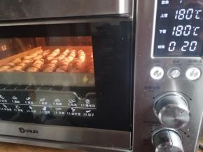 烤箱中下层上下火180℃预热10分钟，烤20分钟