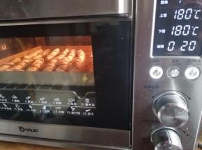 烤箱中下层上下火180℃预热10分钟，烤20分钟