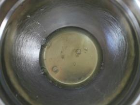 先将蛋清倒入一个无油无水的盆子中，然后再加入几滴柠檬汁，没有的话可以不加！