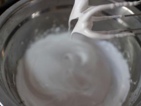 细砂糖分3次加入蛋清中，每一次加入，都彻底打匀后在加入下一次细砂糖，用电动打蛋器打到湿性发泡即可，何为湿性发泡？就是提起打蛋头，蛋白霜呈现比较硬的弯钩状即可。此时烤箱可以开始预热，上下火88度