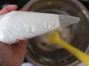 我们先将一半的蛋白霜装进裱花袋内备用