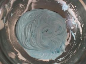 剩下的蛋白霜加入一滴蓝色色素，然后用电动打蛋器低速混合均匀！